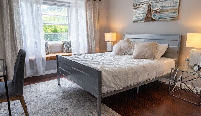 NOHO SERENITY: UPDATED MODERN 3BR HOUSE w/BACKYARD & OUTDOOR SEATING p15