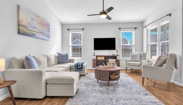 Ocean Tides - Gorgeous 3-bedroom house 8 minutes to Carolina Beach Boardwalk!