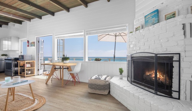 Oceanfront Vintage Malibu Beach Bungalow with large Deck