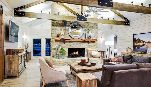 One June Weekend Left - Luxury home & guest house. River, pool, game room