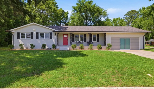 One Love Sleeps 10 with attached Garage Studio
