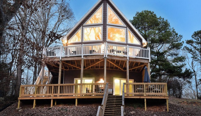Otter Landing: Lakefront, Cozy, Sleeps 8