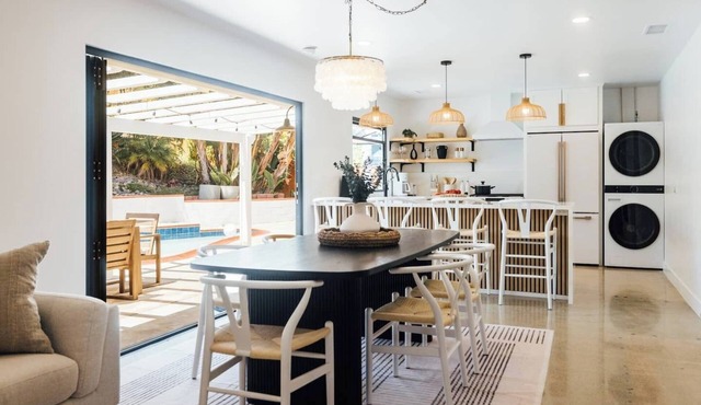 Palm Grove: Luxe King, Wet Room & Chef’s Kitchen