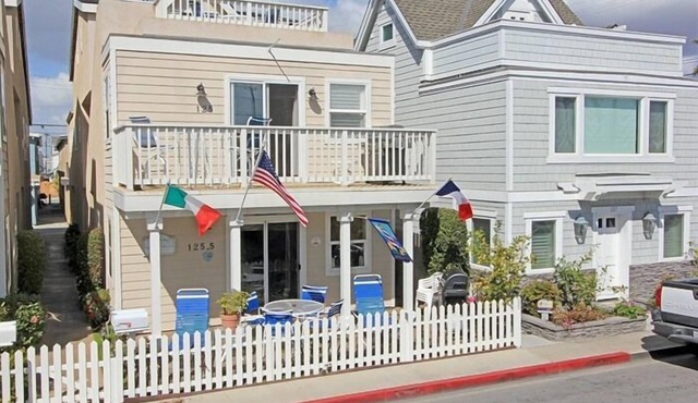 Paradise Beach House/Ocean Views, 30 seconds walk to Beach & Family Friendly