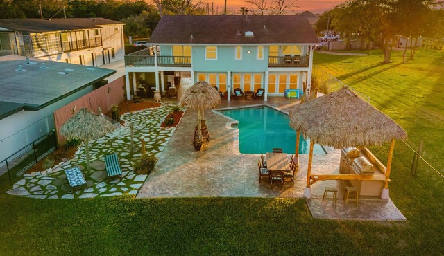 Paradise Home Spacious 5-bedroom house sleeping 14,Heated pool in lovely Bacliff
