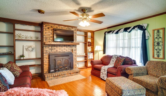 Patio & Grill! Charming 'Lake Charles Landing Pad'