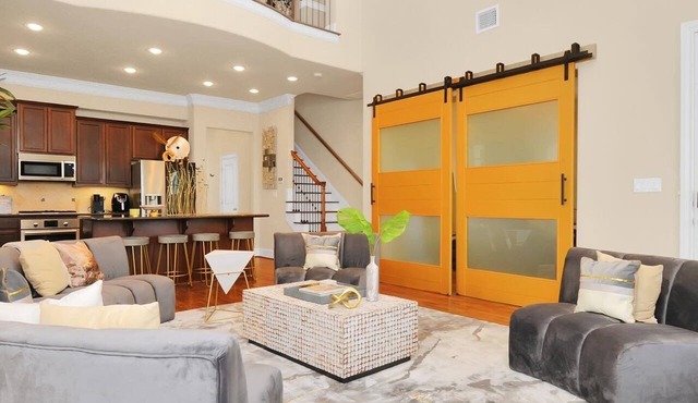 Peaceful 2-bedroom house with Game Room and Hot tub in charming Houston