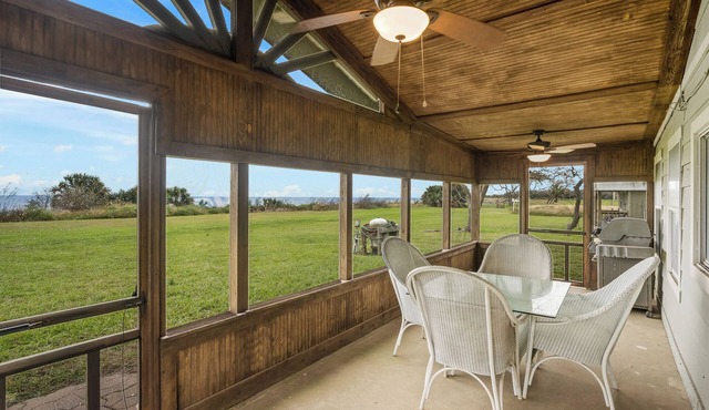 Peaceful and private! Cute waterfront cottage with amazing fishing!