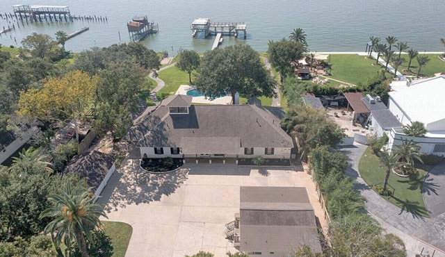 Pelican Bay Resort - Waterfront Family Retreat, Pool, Hot Tub, Private Pier