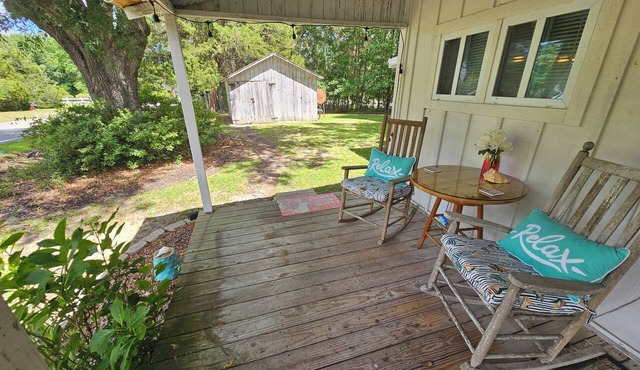 Perfect Getaway between 2 beaches! 1-bedroom bungalow with Vintage charm!