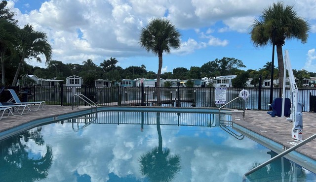 Pet friendly 2 bedroom in beautiful north Naples only 3 miles from the beach