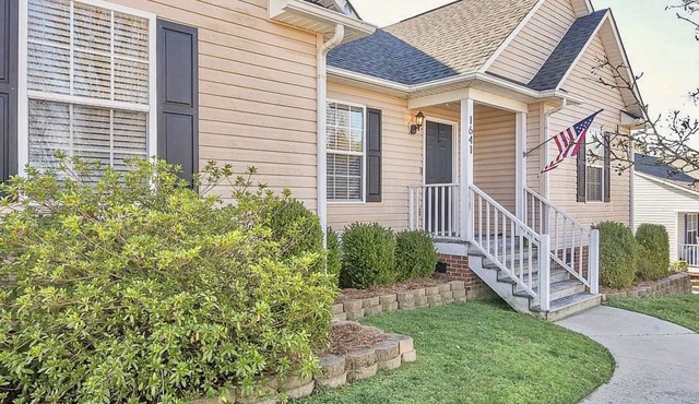Pet-Friendly 3BR Home - Office, Fire Pit & Porch