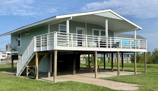 Pet Friendly Cottage - Gulf Views - 5 Min walk to Beach loop