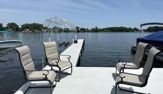 Pet friendly house on all sports Lake Fenton, minutes away from downtown.