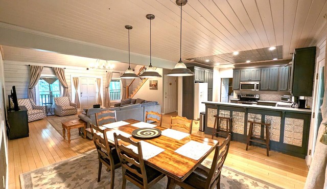 Pet-Friendly Suite in North Georgia Mountains with Kitchen, Dining & Living Room