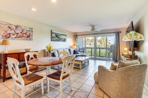 Poolside Fun & Ocean Strolls: Harbor Island Haven!