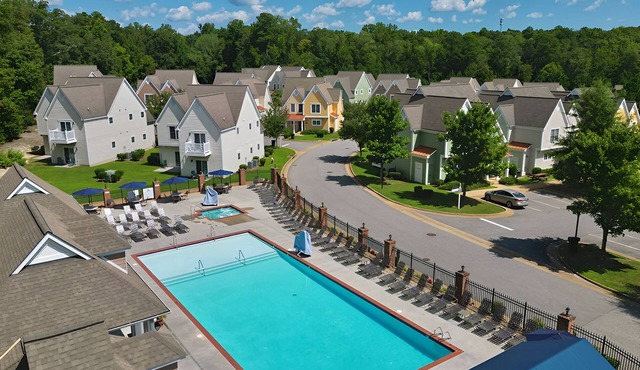 Premium Escape w/Garden Tub & Deck in Williamsburg Gated Community | 4 Units