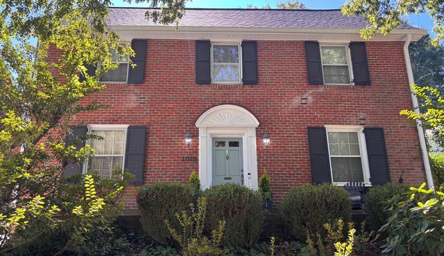 Prime Furniture Market Retreat- 4BR/3BA LESS than 1 mile from Furniture Market!