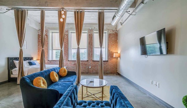 Prime Walkable Dallas Loft w/Pool + Valet