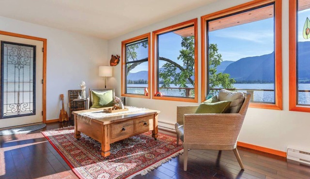 Privacy & absolute lakefront with Hot-Tub & Outdoor Sauna - relax & recharge!
