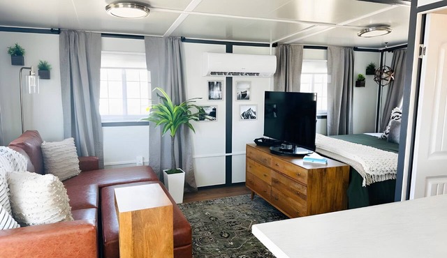 Private Business Studio, Queen Bed, Office, Full Kitchen and In-Unit Laundry