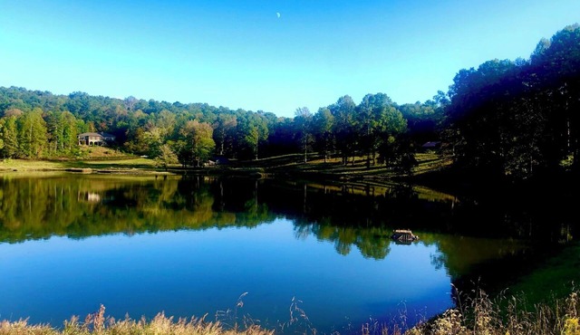 PRIVATE ! Charming Lake house on 20 acre private lake with sunset vi