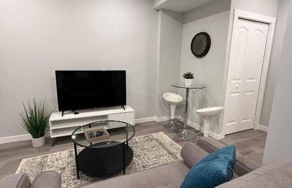 Private Chic Modern Suite with Kitchen near Spruce Meadows and LRT