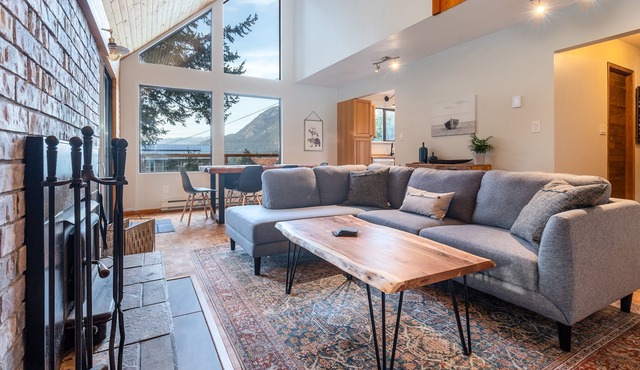 Private Coastal Modern Cabin - Outside sechelt & a 5 minute walk to the Beach!