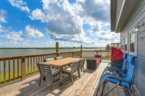 Private Home on Lagoon w/Views in Hitchcock!