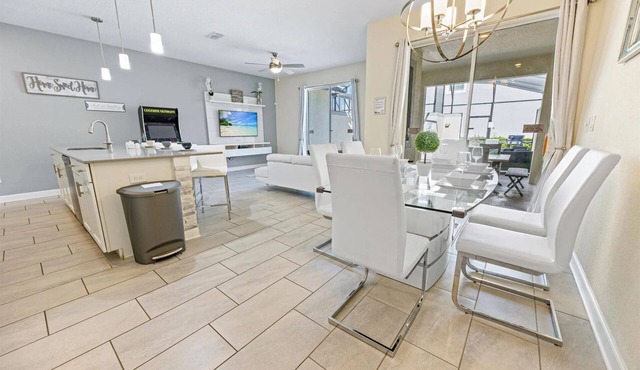 PRIVATE POOL/FREE RESORT ACCESS/CLOSE TO DISNEY/Restaurants nearby/Storey Lake!