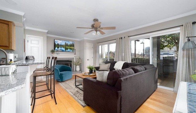 Quaint and Cozy Lake Norman Condo Lakefront Walkable Dogs Ok