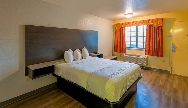 Queen Bed Smoking | Yoakum West