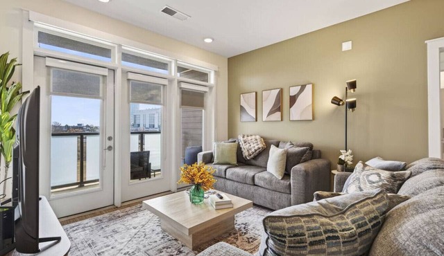 Queen City Breeze - Free Parking, Pool, Walkable