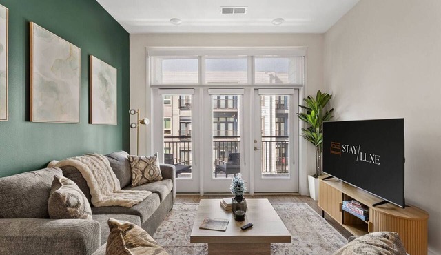 Queen City Haven - Free Parking, Pool, Balcony
