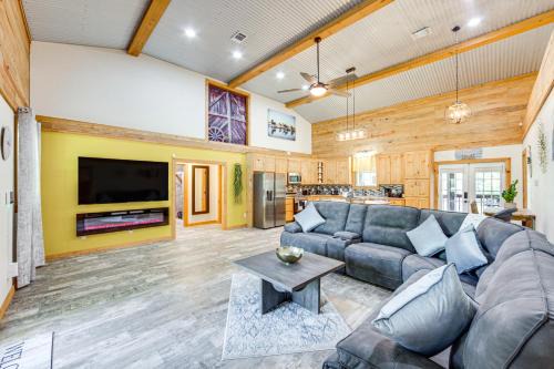 Quitman Lakefront Cabin w/Screened Porch & Grill!