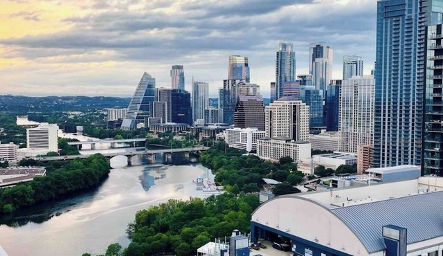 Rainey street 31st floor lake view balcony, king bed, rooftop pool, gym, coffee