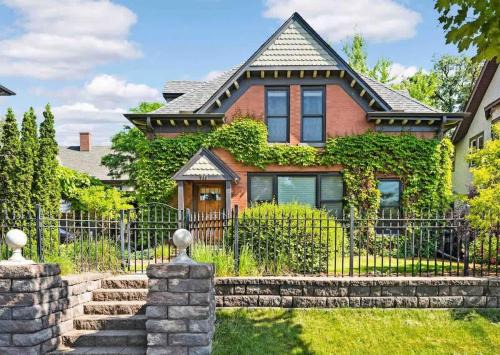Rare Downtown Carriage House - Walk to US Bank & Convention Center