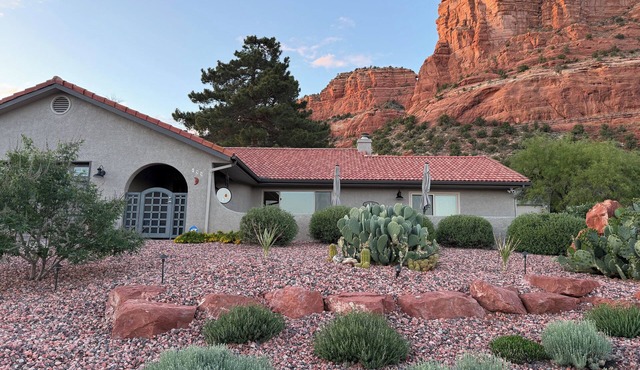 Red Rock/Mesa Views, No Stairs, Golf, Hike, Relax. EV Charger, Stocked Kitchen!