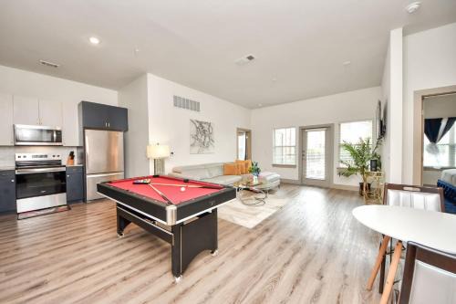 Relaxing Houston Getaway 2 King Suites Game Ro