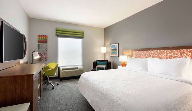 Relaxing Houston Stay w/Parking, Indoor Pool Access | Star Cinema Grill - 5.3mi