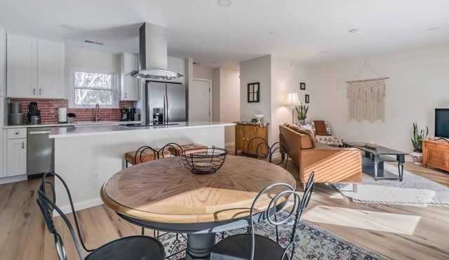 Remodeled Cottage-Close to Downtown Beaufort, Port Royal-Walk to Parks-Great for USMC Graduations