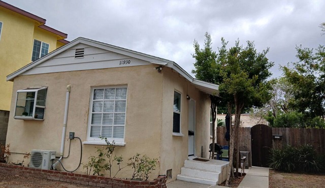 Renobated peace and quite 1-bedroom house in Culver City.