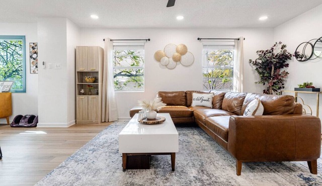Renovated Brentwood Home Near DT, Domain & Q2