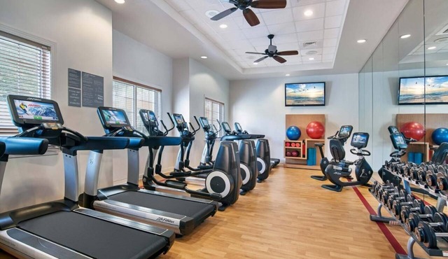 Resort condo close to all Myrtle Beach ameneties with pool and gym facilities