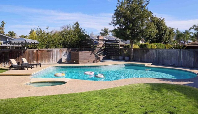 Retro Ranch: Home Theater, Pool/Spa, Pet Friendly