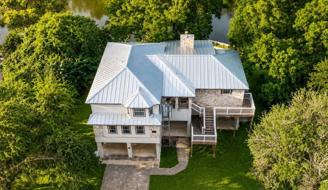 Riverfront retreat w/wraparound deck, Movie Room, Firepit