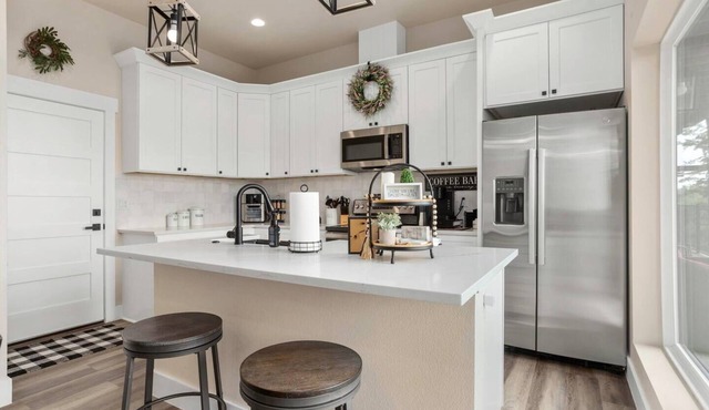 Riverfront Townhome B, Steps to Gruene