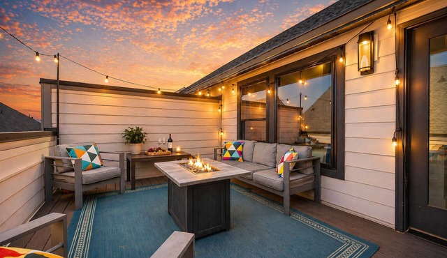 Rooftop King Beds Near Light Rail & LoSo