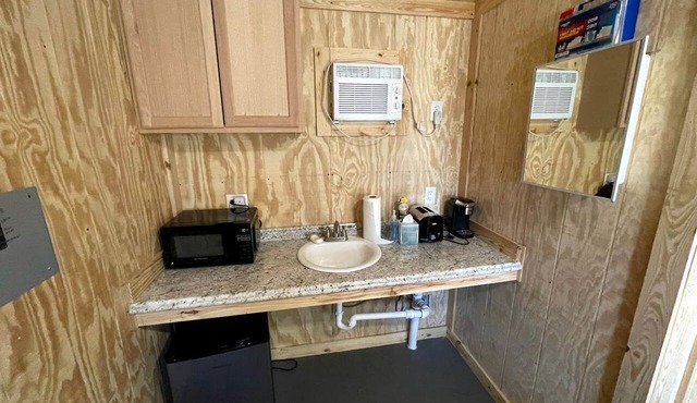 Rustic Cabin for Memorable Glamping Experience in Jacksboro, Texas in Graford