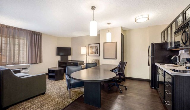 Rustic Elegance in the Heartland! 2 Modern Units, Full Kitchen, Pets Allowed!
